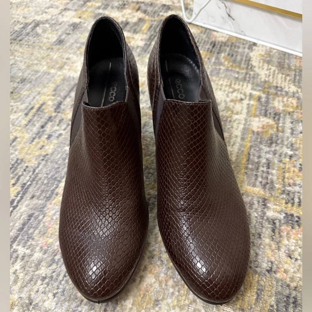 Ecco Ankle Boots Womens Brown Leather Snake Print Heeled Size 8.5 Minimalist - Picture 4 of 11